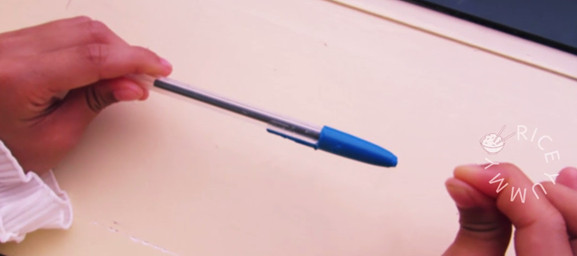 Magnetic_pen_cap_trick_1-2.jpg