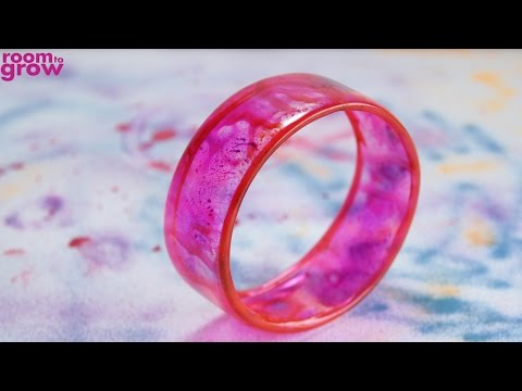 Make this bangle from a recycled plastic bottle