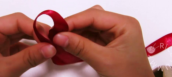 Make_simple_ribbon_bow_2.jpg