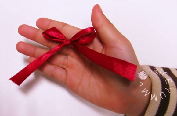 Make_simple_ribbon_bow_7.jpg