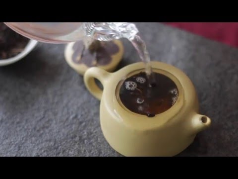 Making Loose Leaf Pu Erh in Zisha Clay Teapot from Yixing :: Teasenz