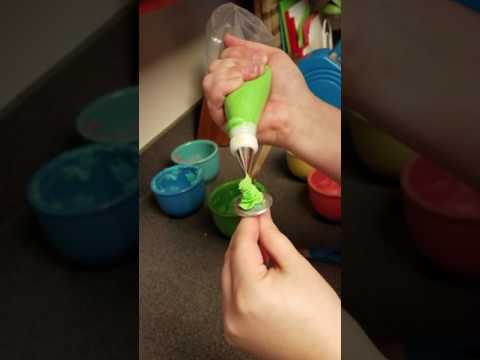 Making a frosting rose