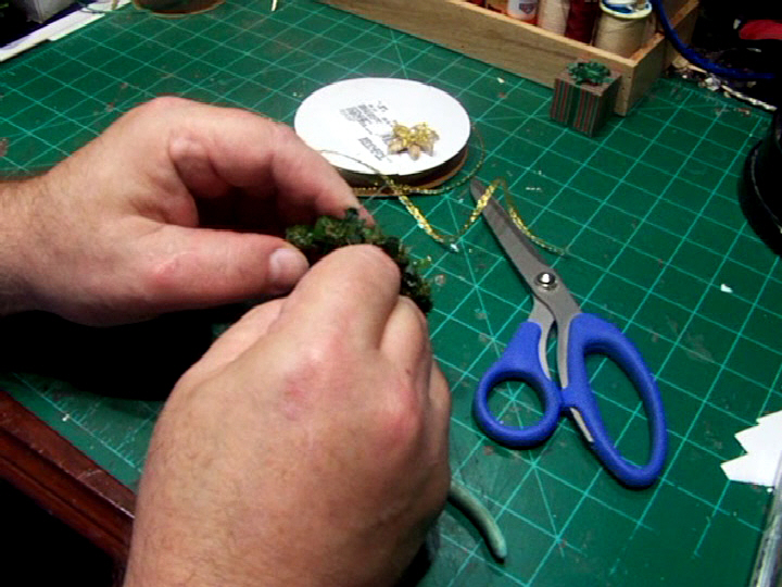 Mini Xmas Wreath Making (2).Movie_Snapshot.jpg