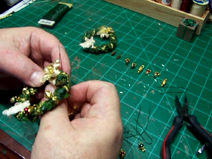 Mini Xmas Wreath Making (35).Movie_Snapshot.jpg