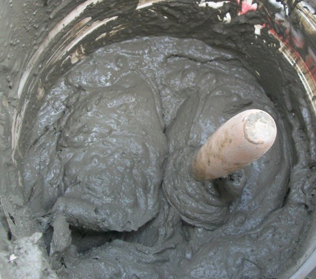 Mortar_mixed_inside_bucket.jpg