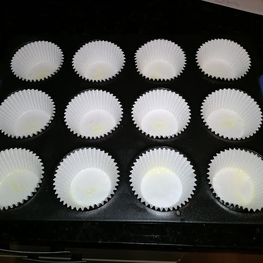 Muffin tin with cups.jpg