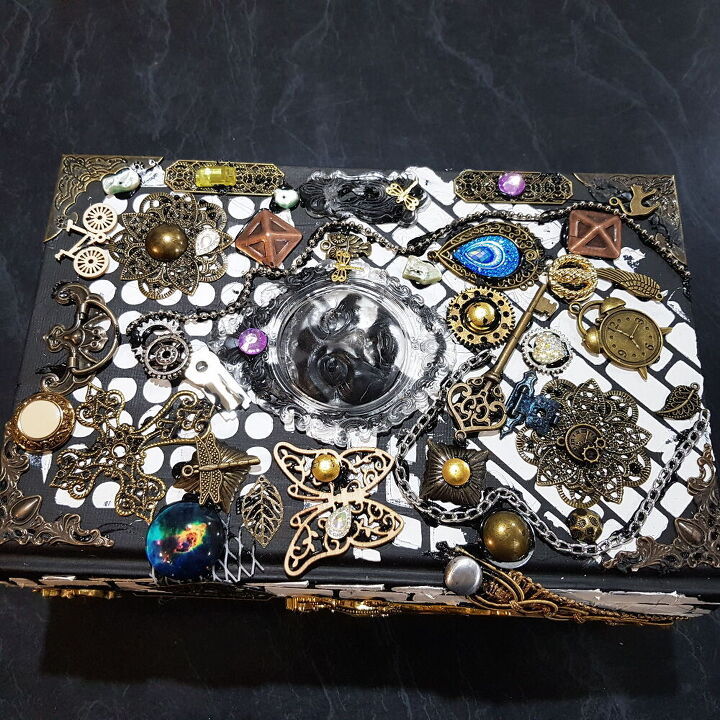 Old book upcylced into a jewellery box (11).jpg