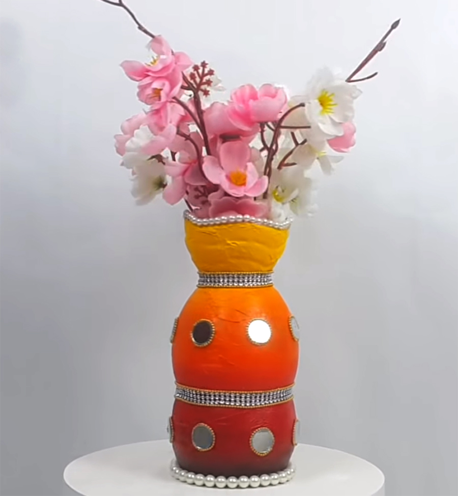 Plastic-Bottle-Flower-Vase-StylEnrich.jpg