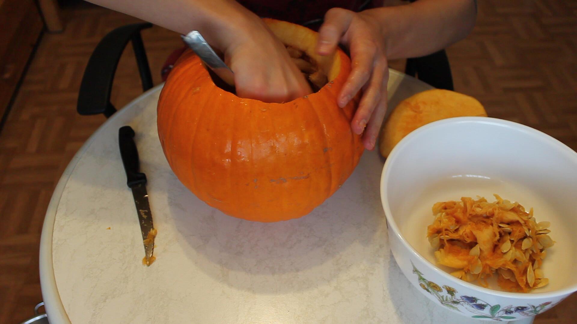 Pumpkin with fog machine - K&uuml;rbis mit Nebelmaschine - K&uuml;rbis aush&ouml;hlen.JPG