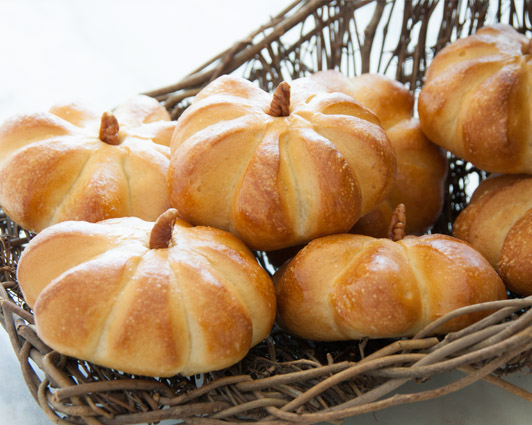 Pumpkin-Shaped-Rolls-Large.jpg