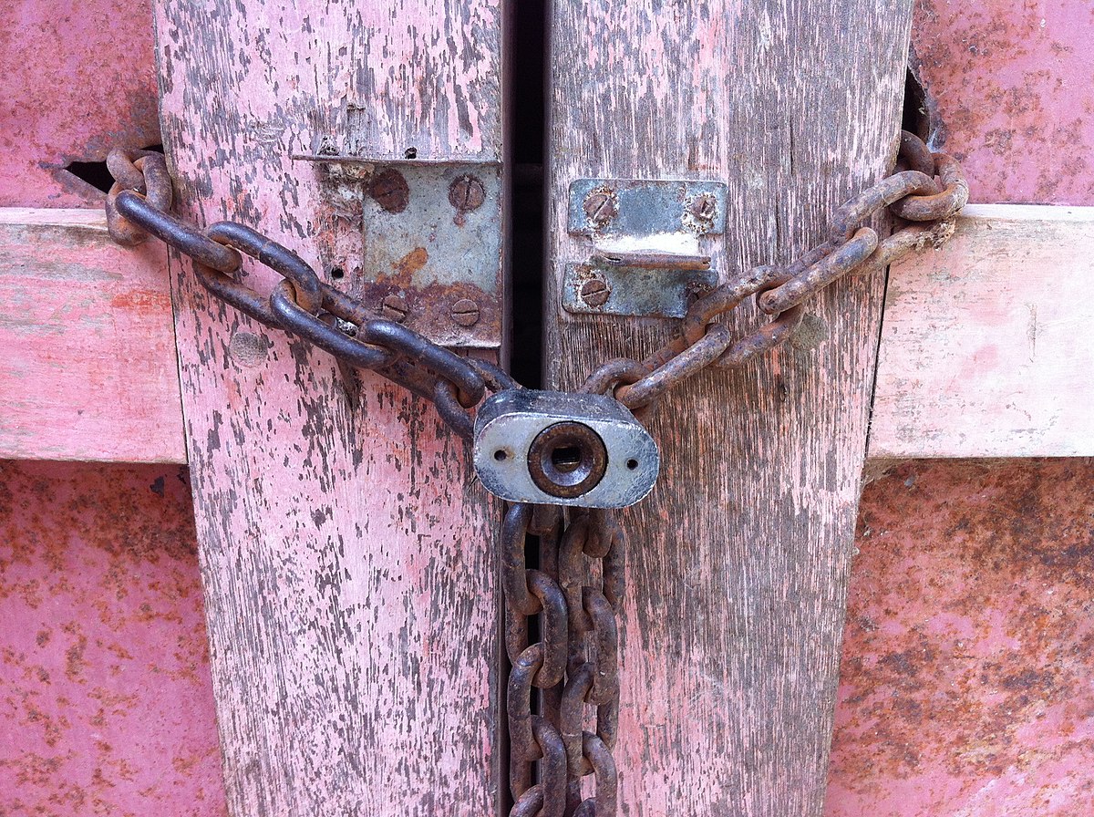 Red_Woodcabin_Padlock_from_Imogiri.jpg