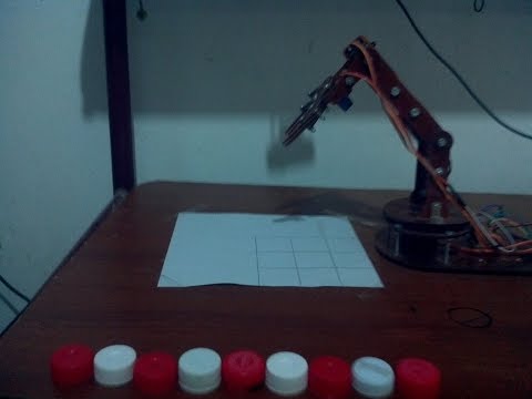 Robotic arm playing Tic Tac Toe / Brazo rob&amp;oacute;tico jugando trique