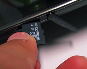 Samsung_Galaxy_tablet_insert_microSD_2-1.jpg