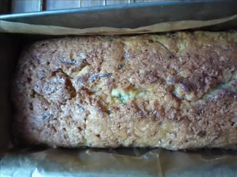 Screenshot-Courgette Cake - A sweet way to use up organic zucchini. Cake sucr&eacute; bio courgettes-gingembre10.mp4-2.png