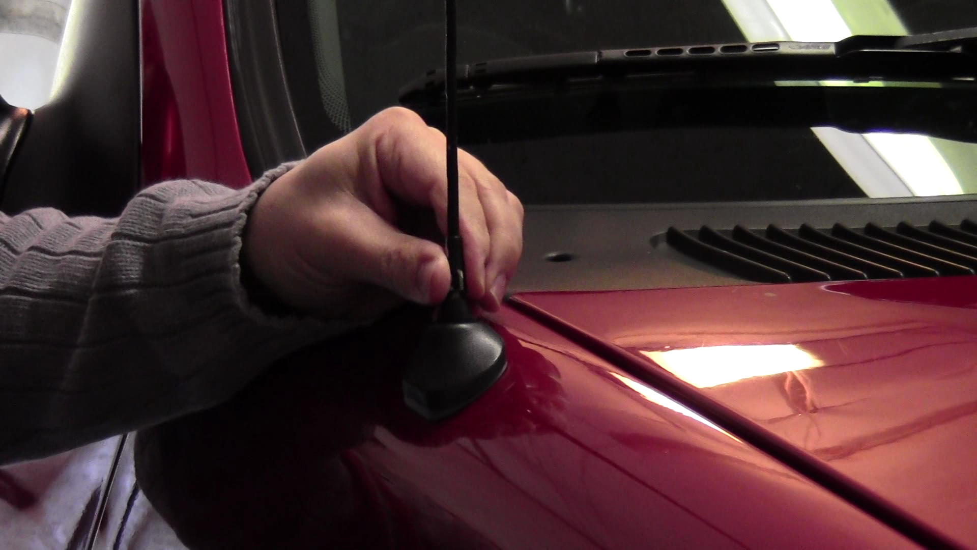 Screenshot-How to shorten your car antenna.mp4-1.png