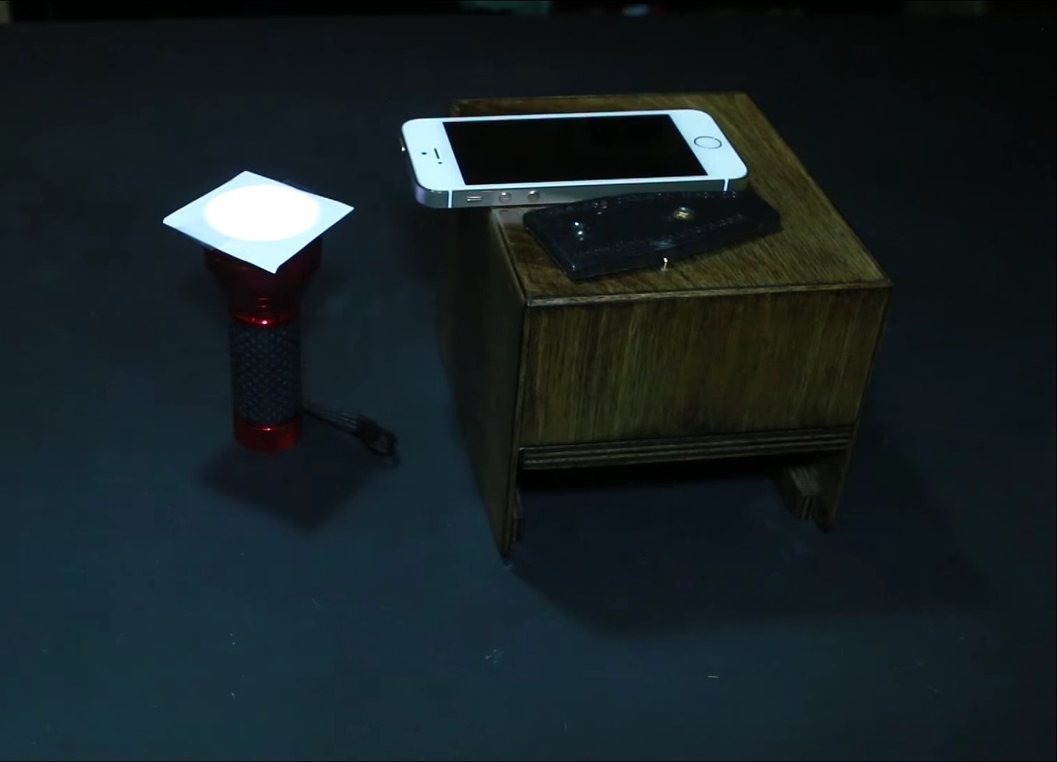 See Microbes with this DIY Phone Microscope - YouTube_2.MKV_000111231.jpg