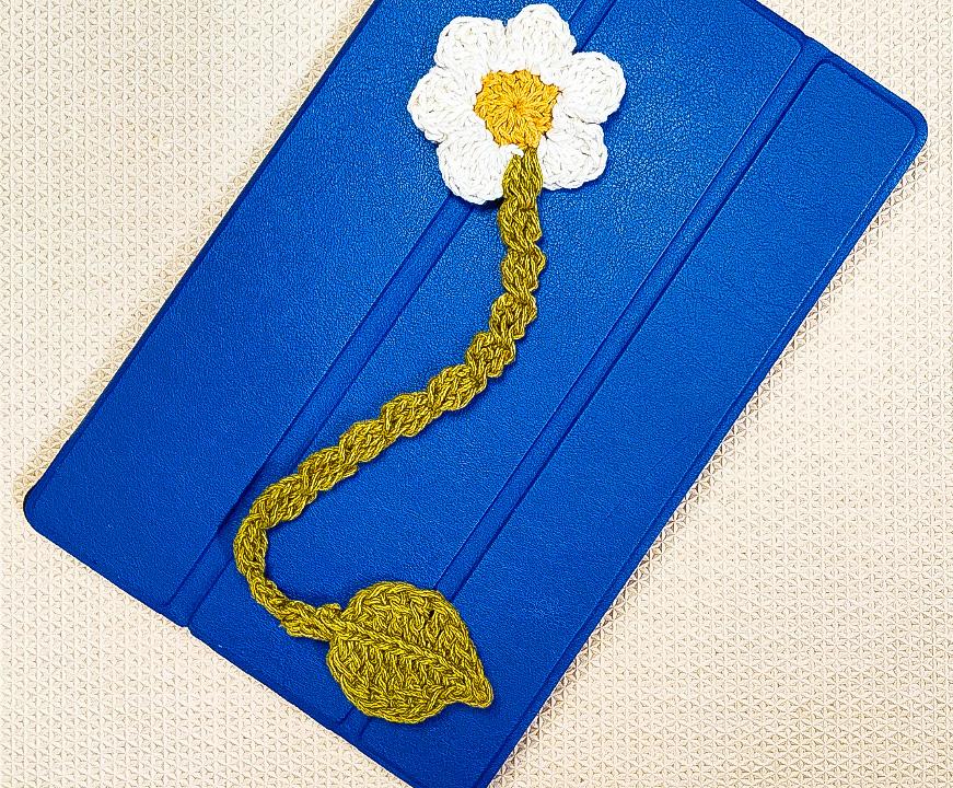 Simple Crochet Daisy Flower Bookmark (1)_edited.jpg