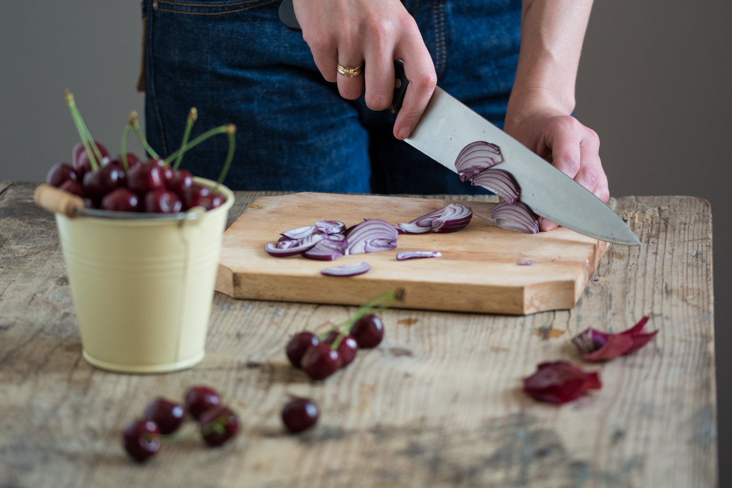 Slicing onion.jpg