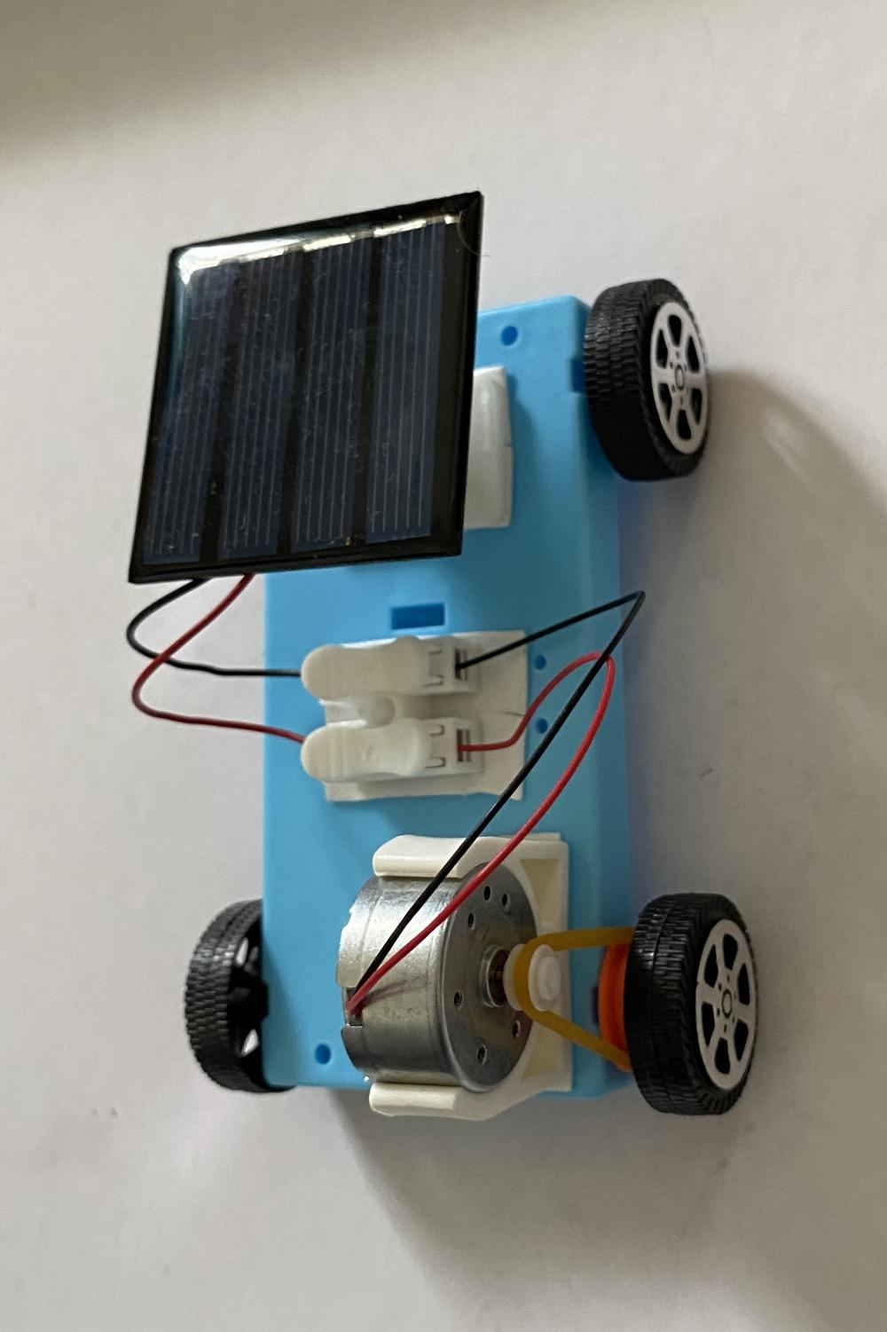 Solar Car 17 Step 11 Connect Motor to Wheel with Rubber Band.jpg