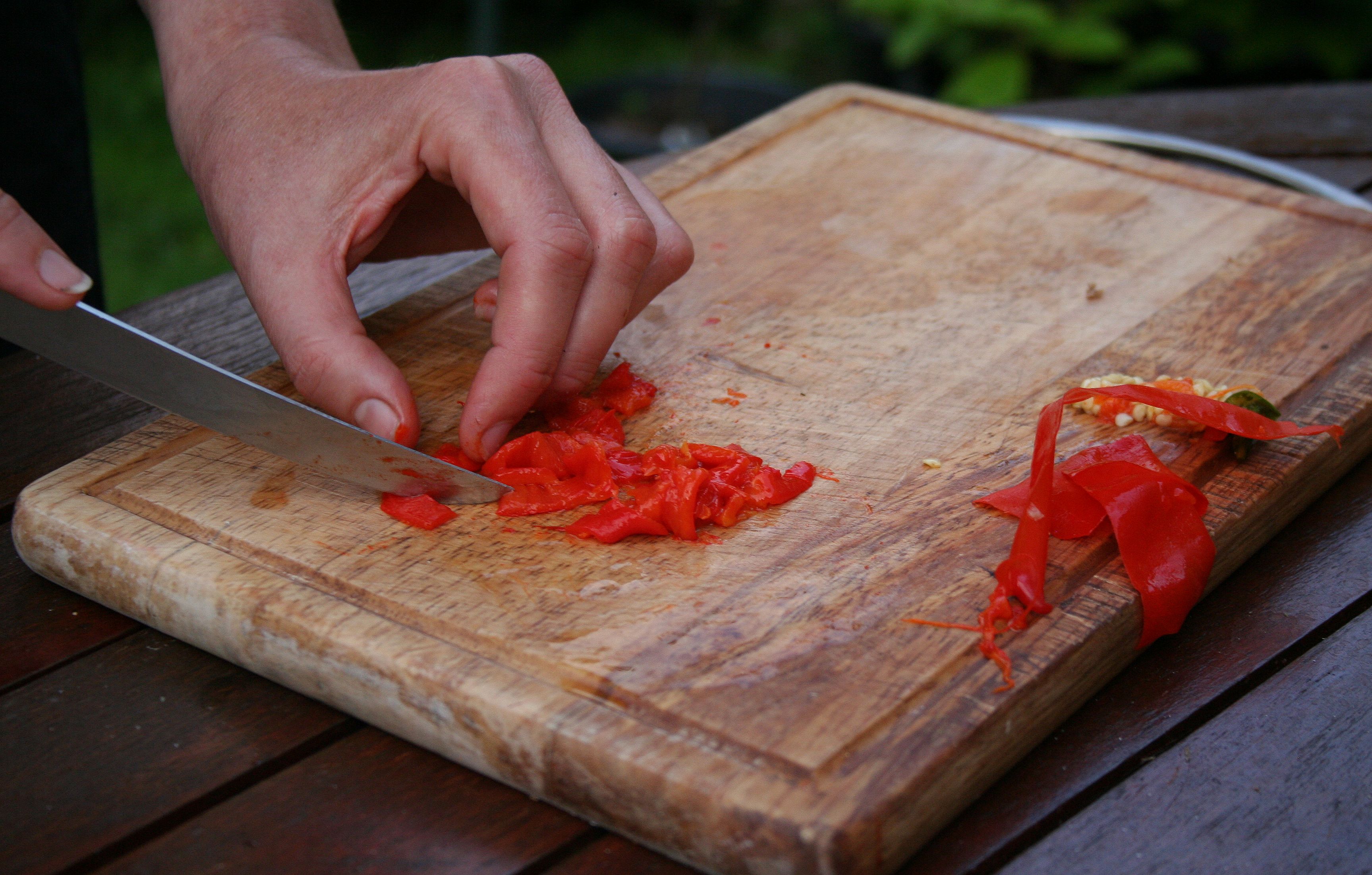 Spicy tater salad 14 - chop chilli.jpg