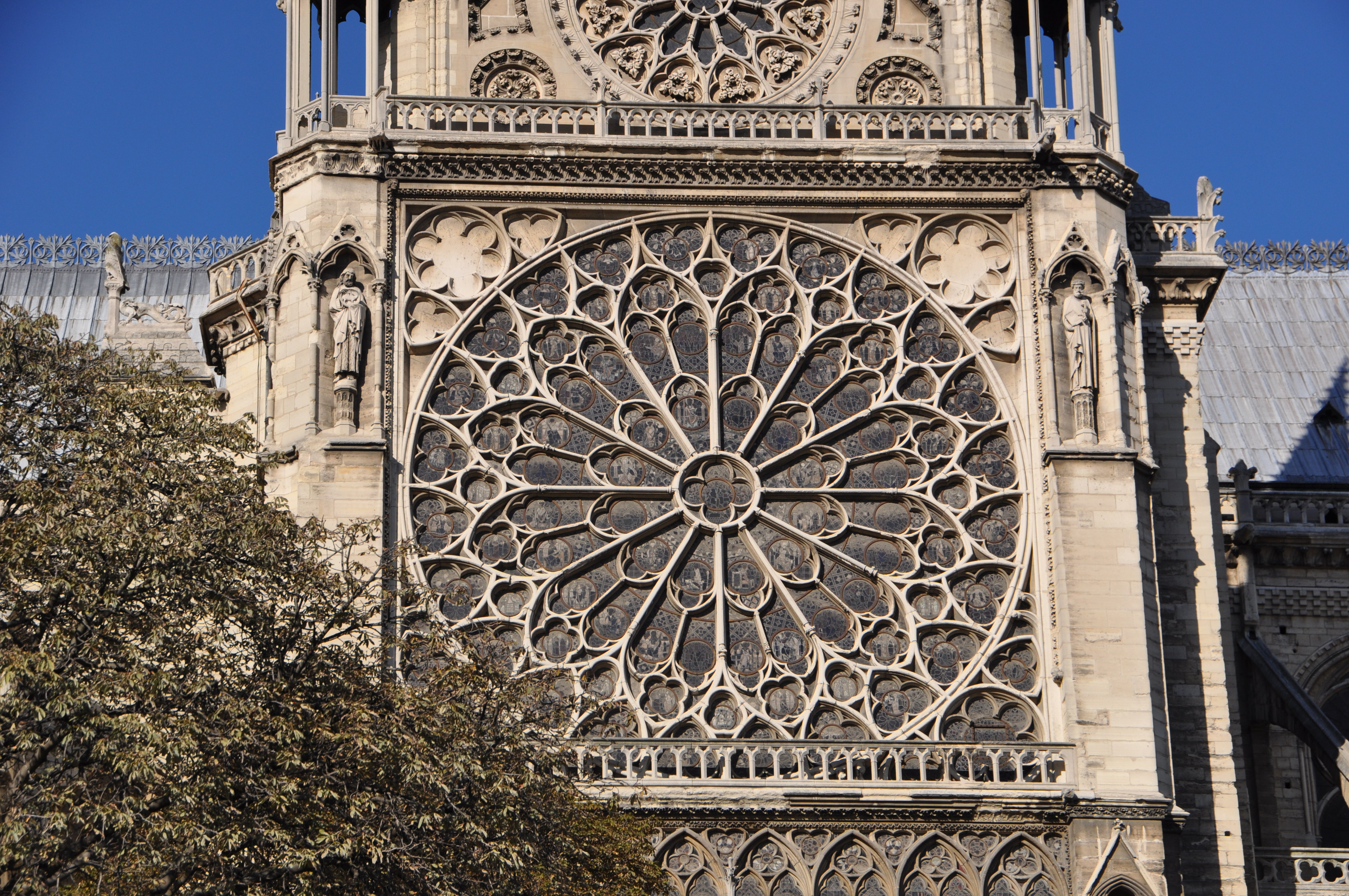 Stained_glass_rose_windows_in_Notre-Dame_de_Paris_2012.jpg