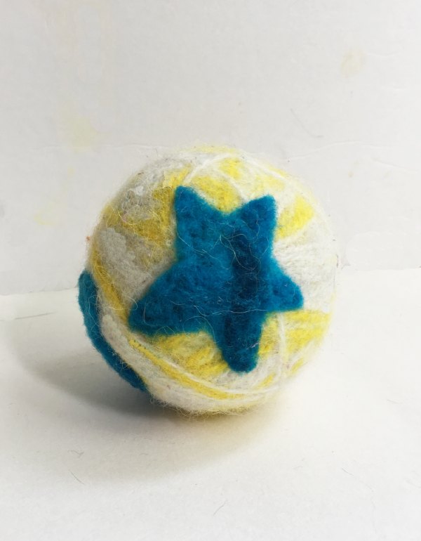 Star Shape Needle Felt Design on Wool Dryer Ball 600.jpg