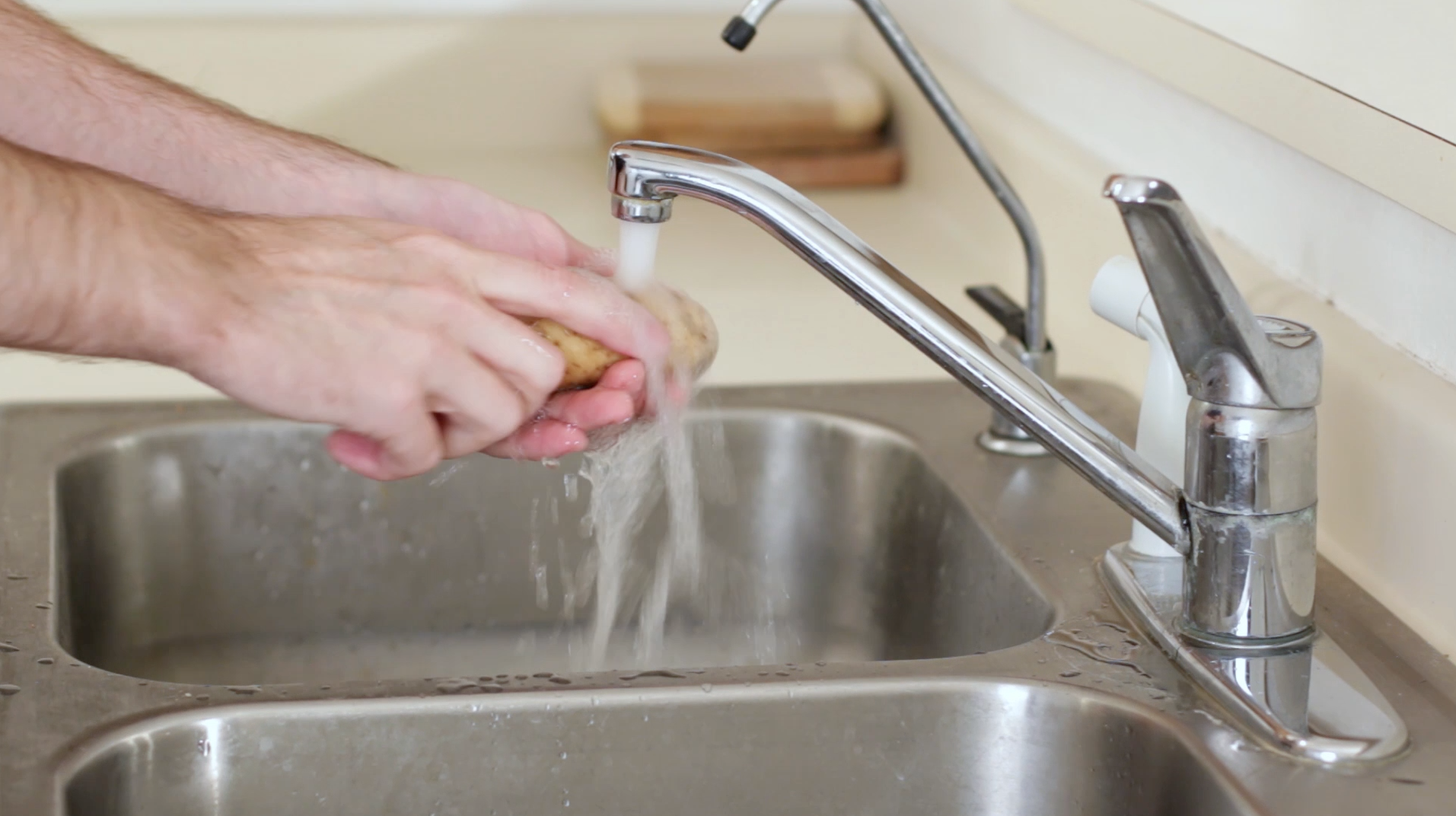 Step 1 Wash the Potato.png