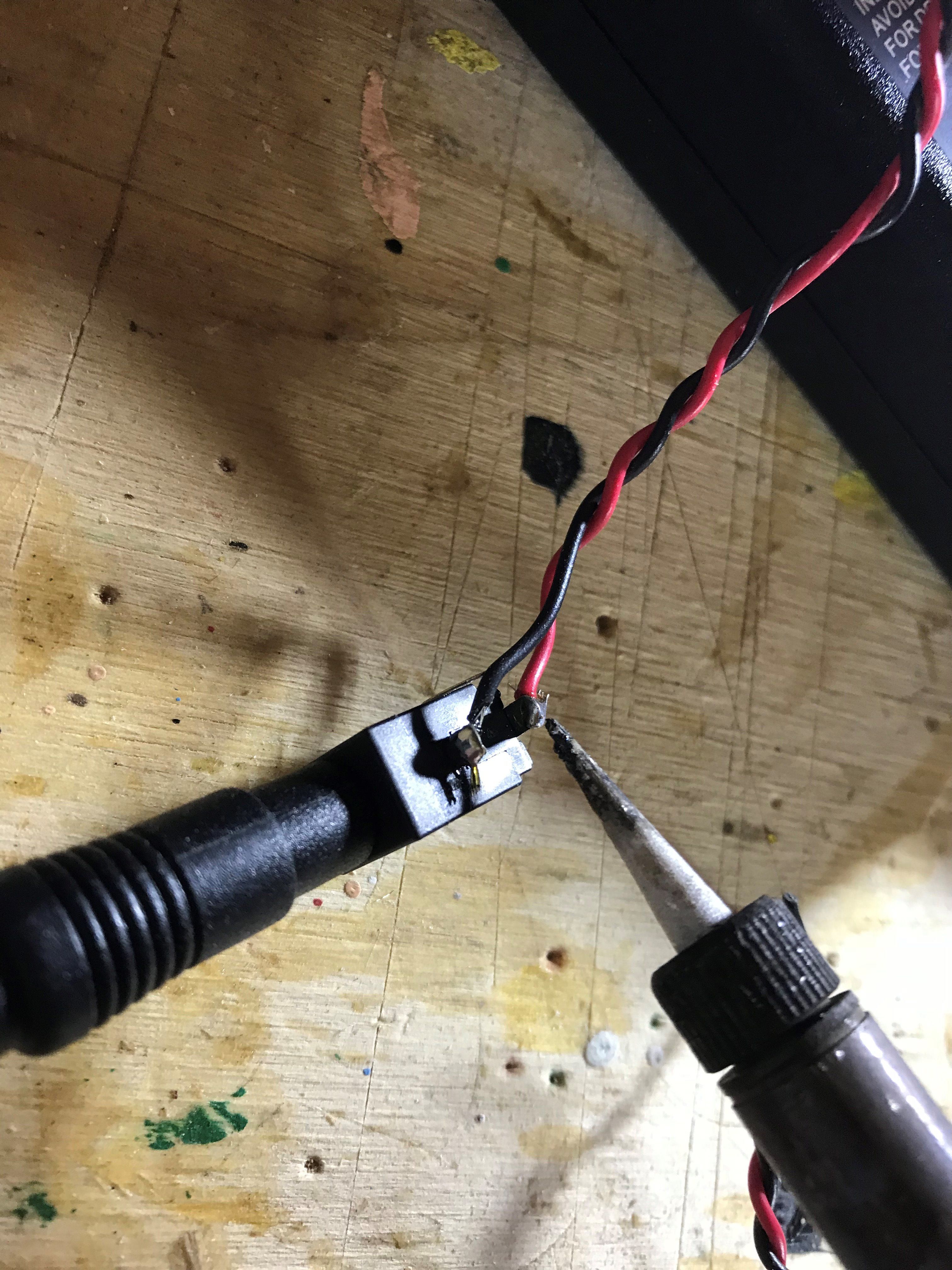 Step 15b - wiring up the power connector.JPG