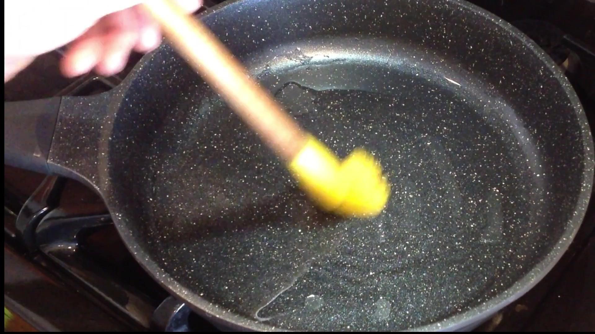 Step 3 Oil the Pan Zoomed 40.jpg