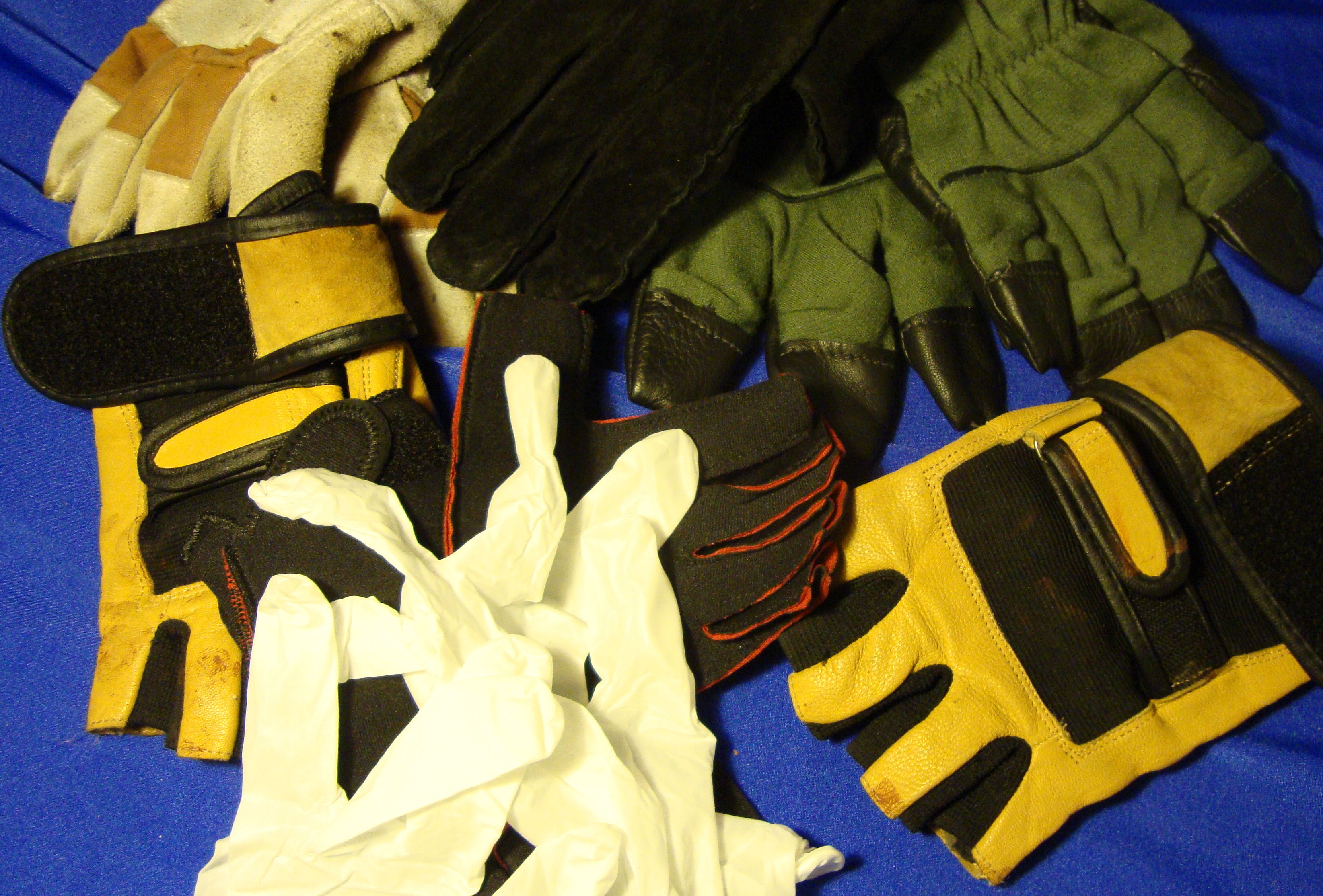 Survival_Kit_72_Hour_Bag_Gloves_work_weather_Climate_Clothes_Disaster_photo_Jack_Jobe.jpg