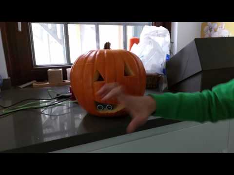 The scariest, arduino-powered, flashing and screaming halloween pumpkin!