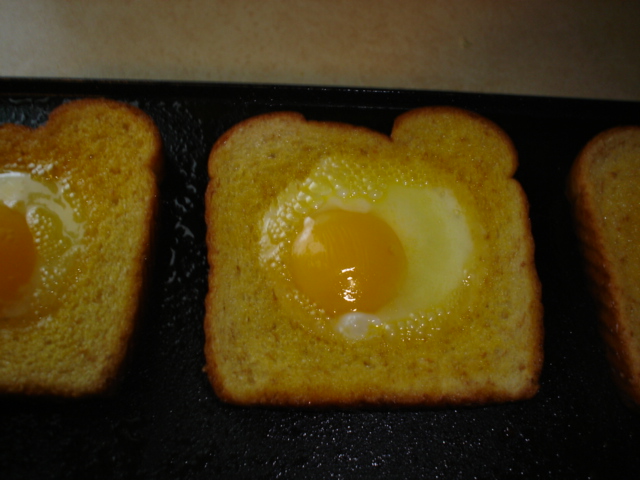 Top of bread and egg covered with cooking spray.JPG