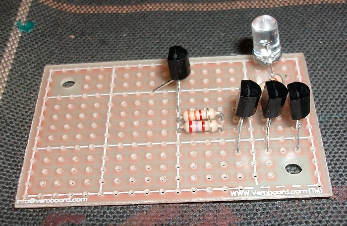 Touch Lamp 09 Step 01 - Build The Circuit.jpg