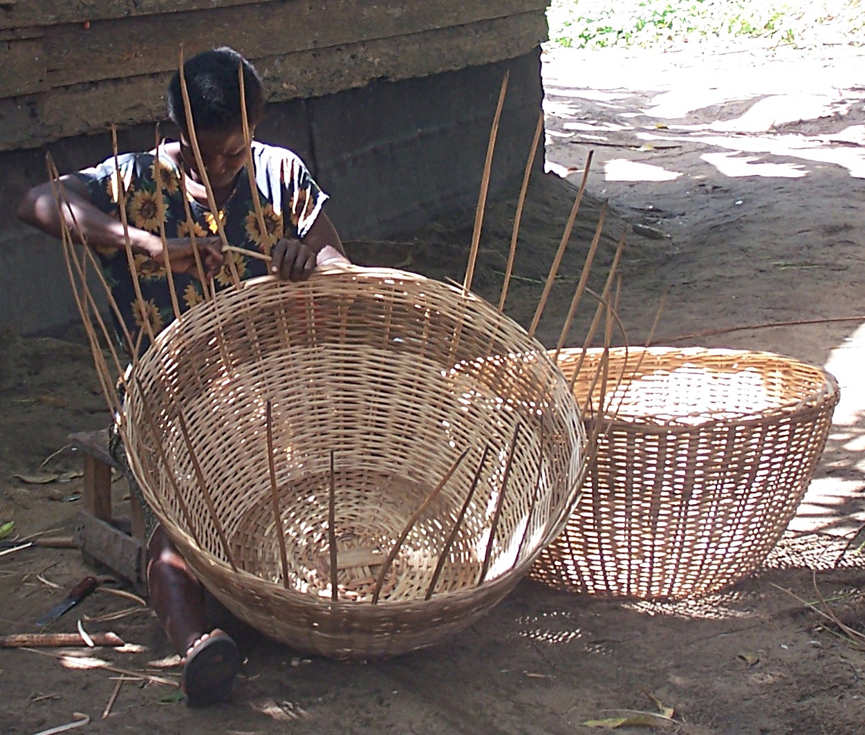 Woman_weaving_baskets_near_Lake_Ossa.jpg