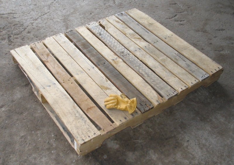 Wooden_pallet_with_glove.jpg