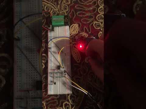 a circuit that can sense the change in the temperature value and compare the voltage using IC amp