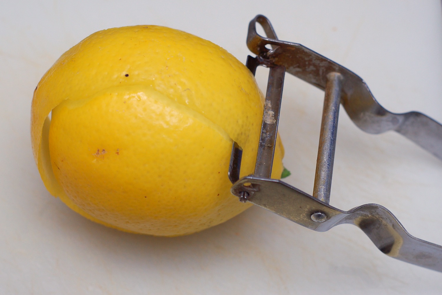 a_peeling_lemon.jpg