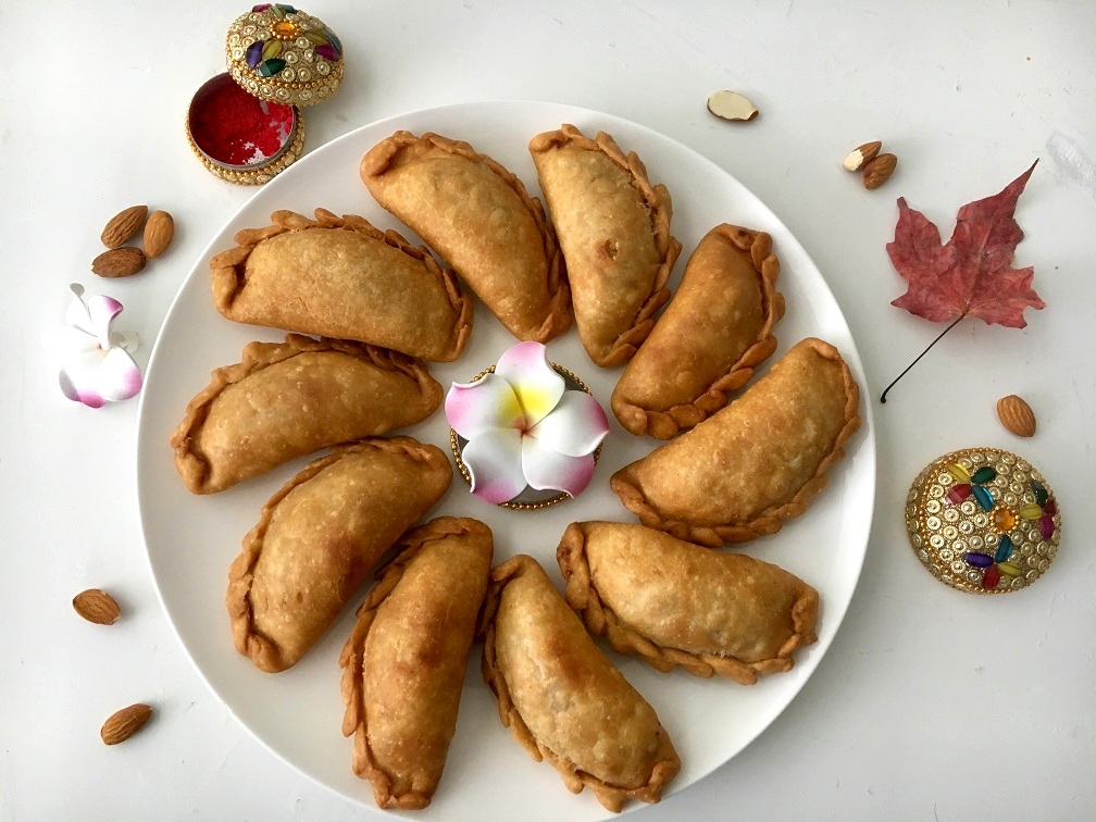 apple gujiyas a.jpg