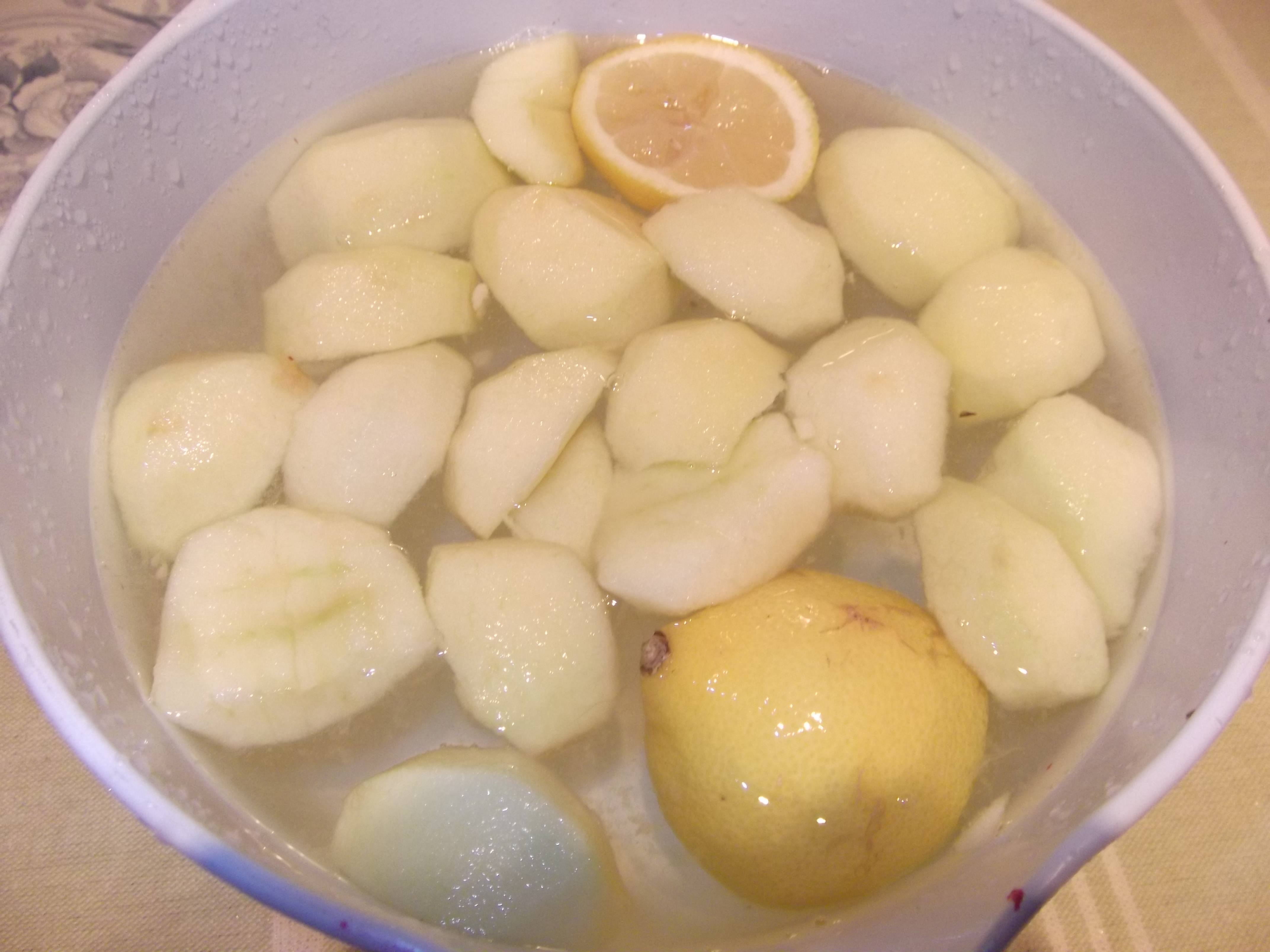 apple quartres in pan with lemon water.JPG