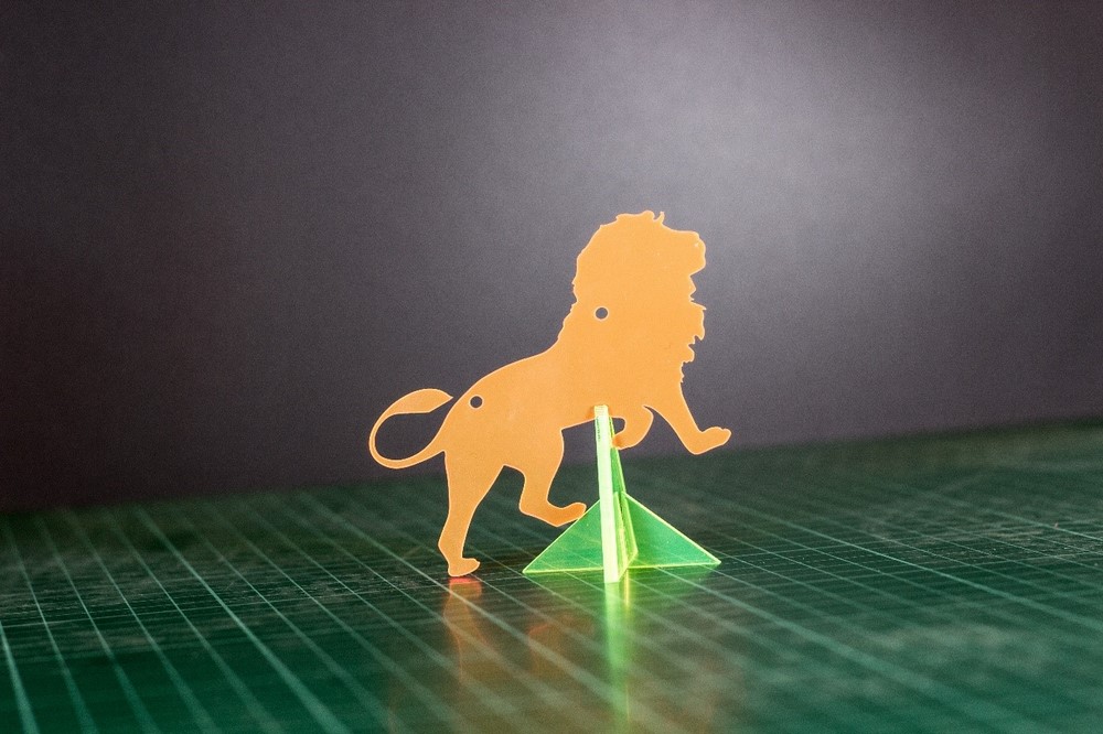 basic-laser-perspex-sheet-animals-lionstand-1000.jpg