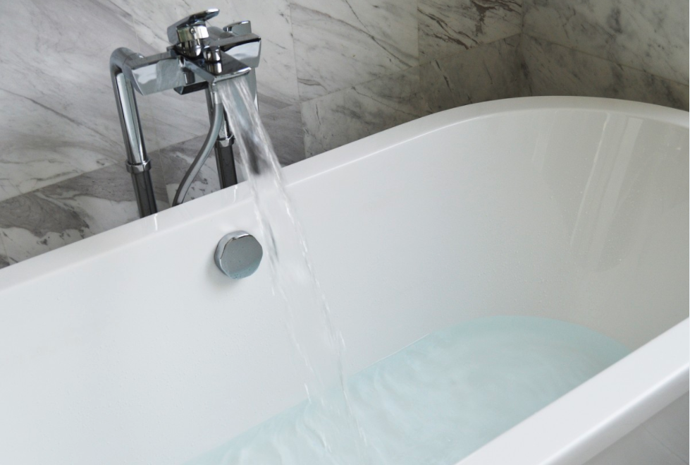 bathtub with water.png