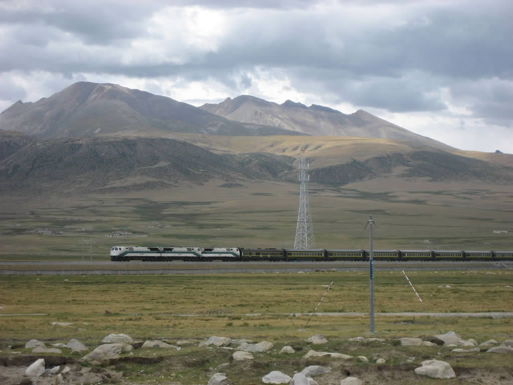 beautiful-fall-sightseeing-in-the-tibet-train.jpg