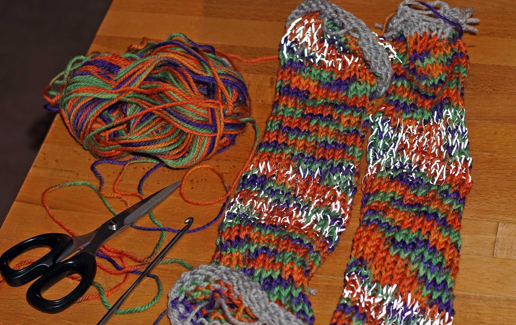 beginning-crochet-edging-on-armwarmers.jpg