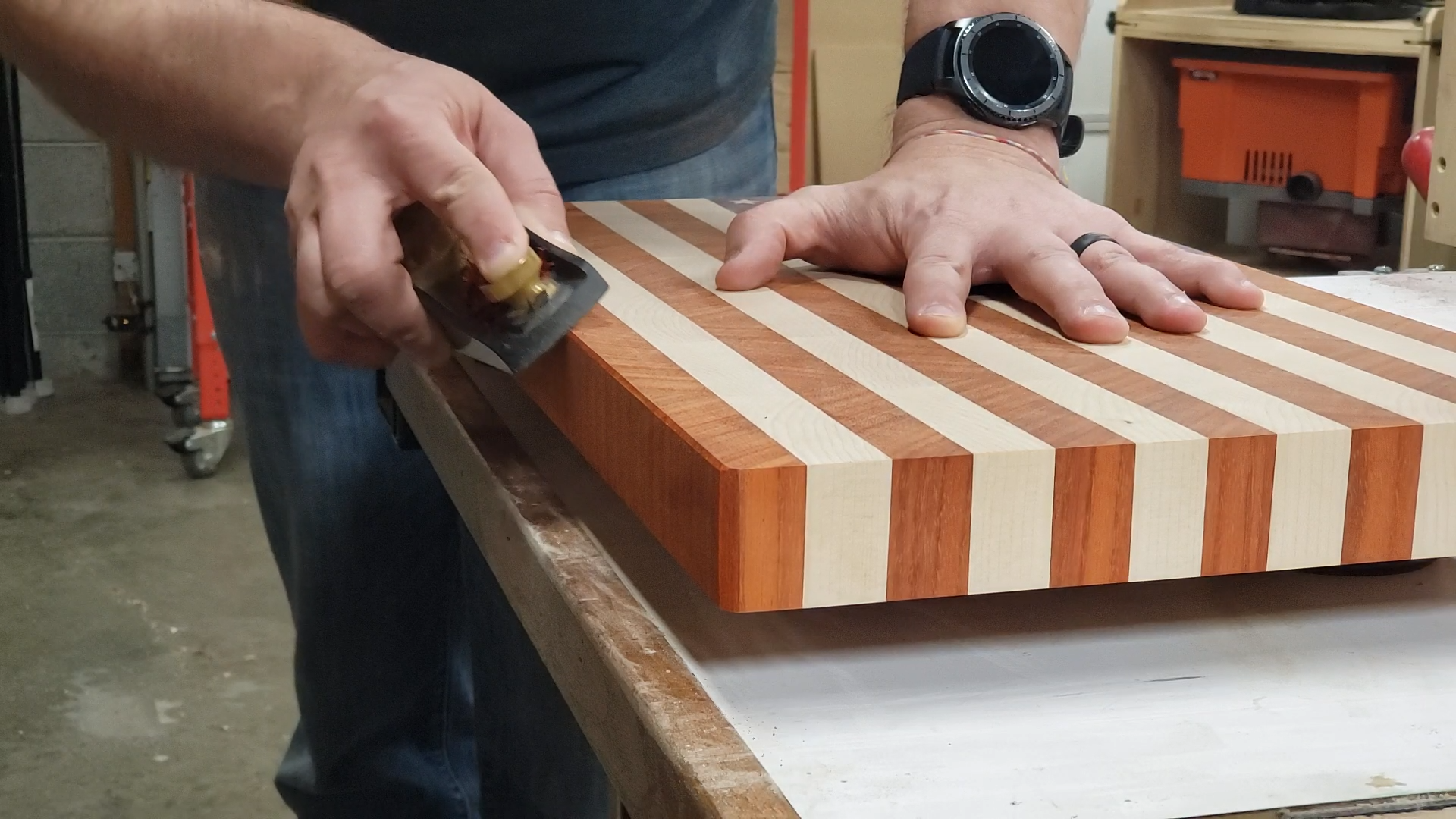 breaking the edges with a block plane.bmp