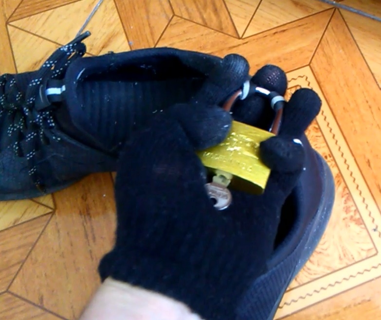 bromas-broma-pranks-prank-top-10-tvoaqui-zapatos-tennis-candado-shoes-padlock-1.jpg