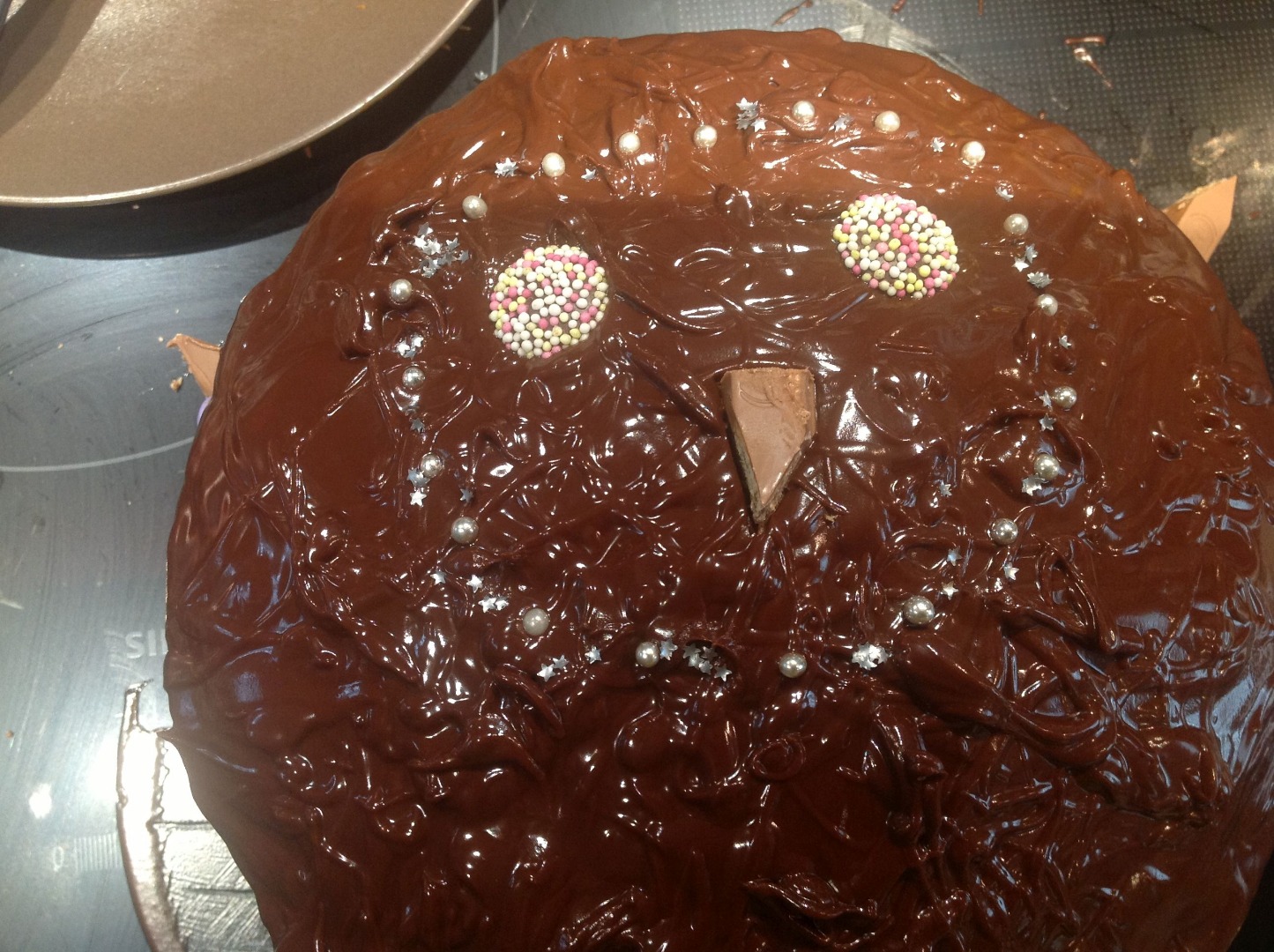 cake  creating the face with spheres and stars.jpg