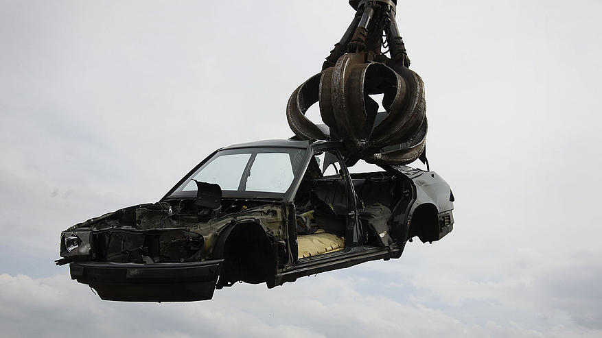 car_wreckage_junkyard_50302[1].jpg