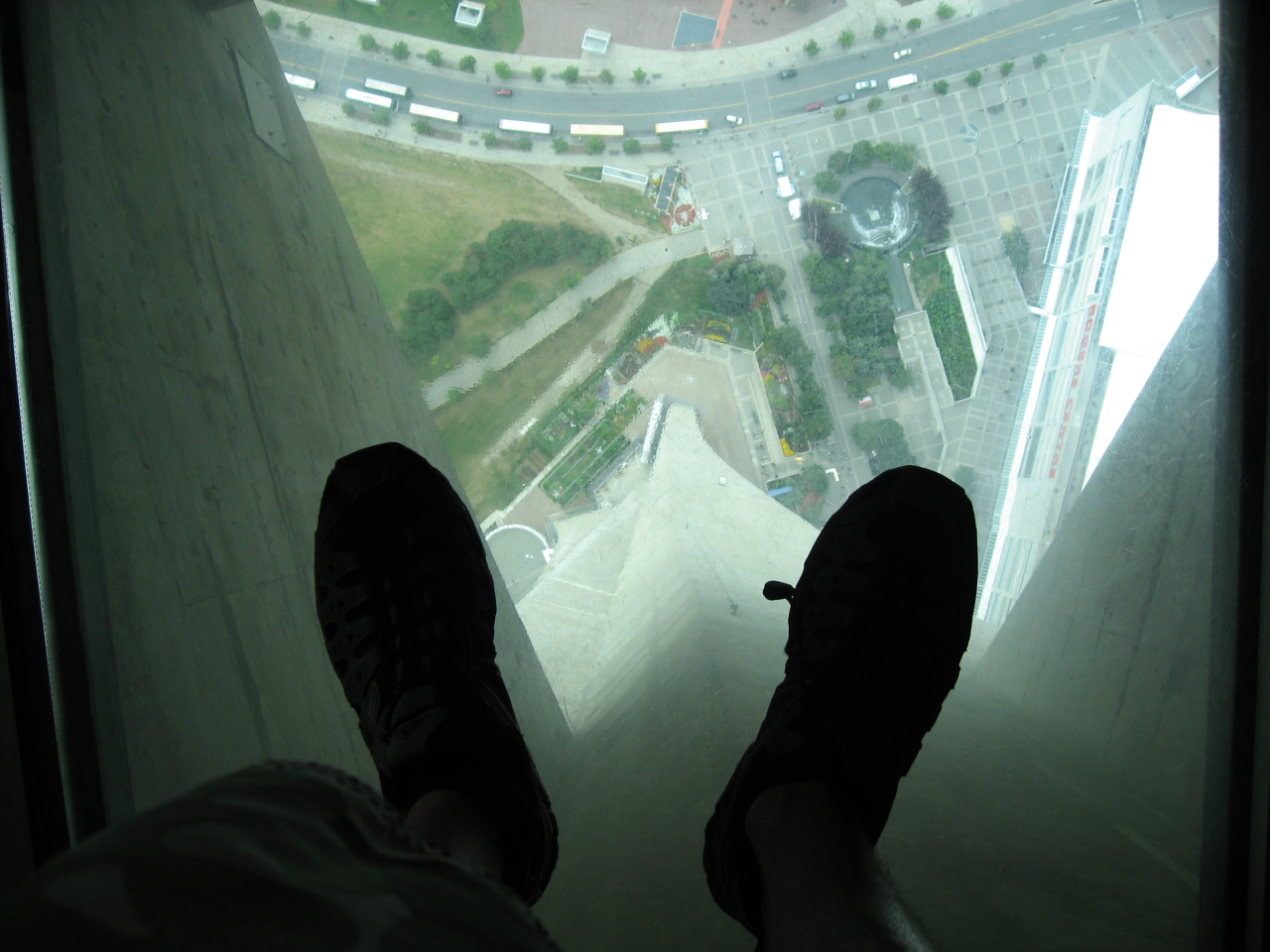 cn_tower_glassfloor.png