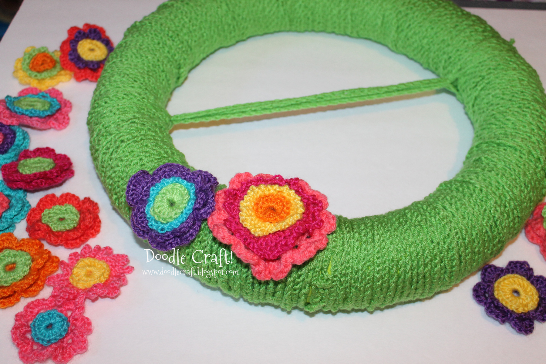 crochet wreath rosettes tutorial hot glue and yarn.jpg