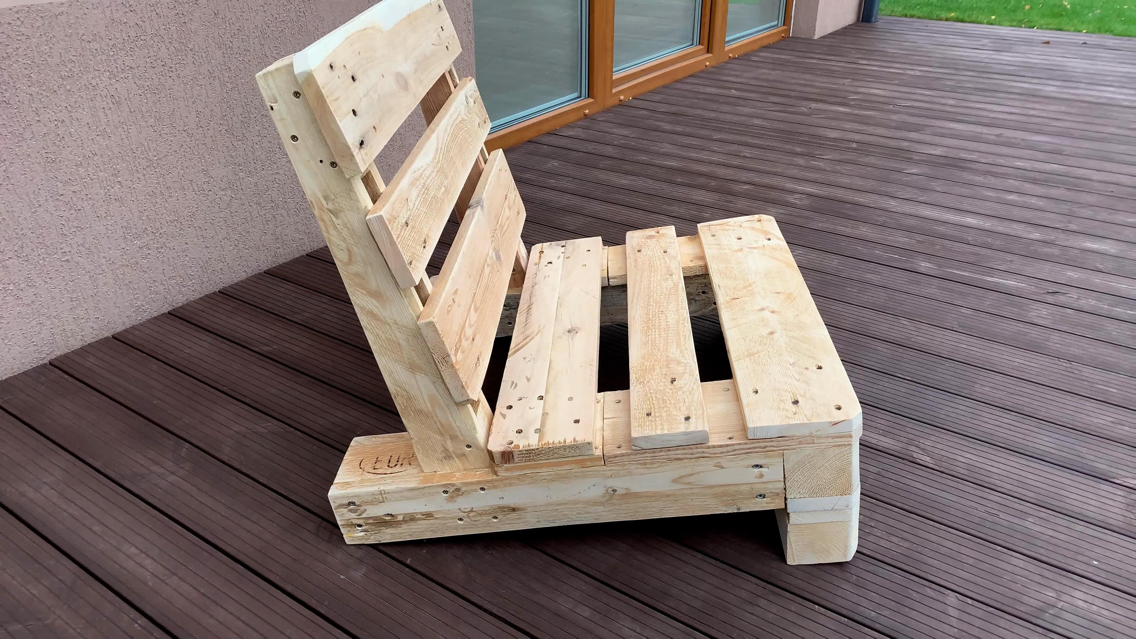 deck chair from pallets.mp4.00_05_28_04.Still055.jpg